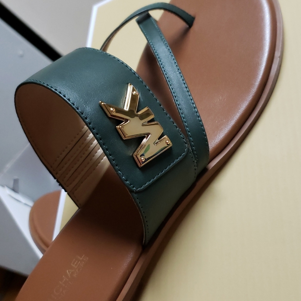 Woman Michael kore sandal